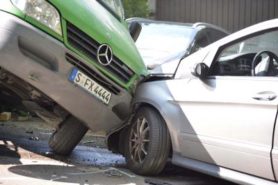 Vier Verletzte nach spektakulaeren Crash in Stuttgart - Mercedes schiesst Sprinter ab